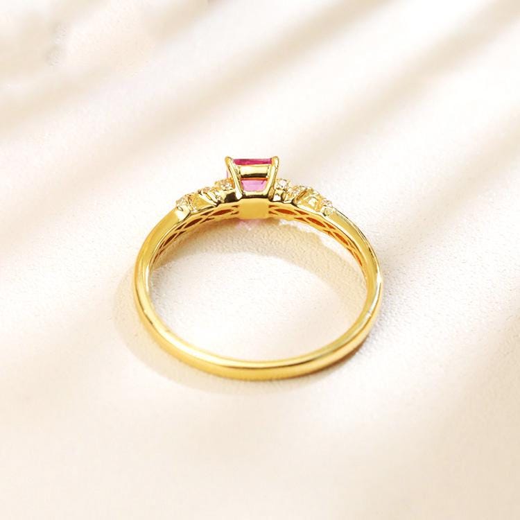 Princess-Cut Padparadscha Sapphire Ring - 18K Yellow Gold
