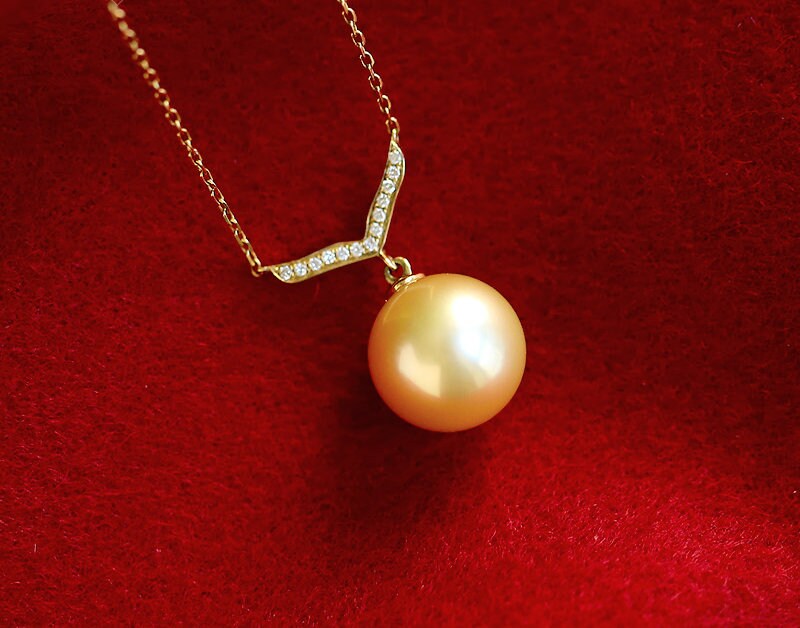 Whale Fin Golden South Sea Pearl Necklace & Diamond - 18K Yellow Gold