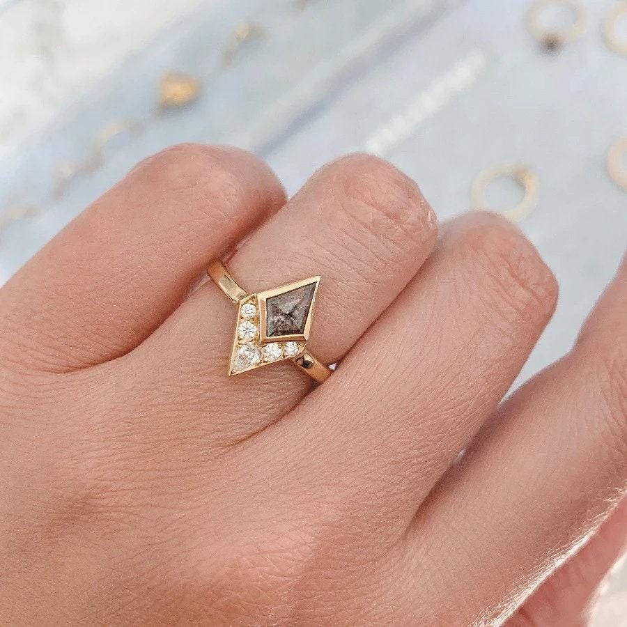 Brilinta Kite Rose Cut Salt & Pepper Diamond 18K Gold Wedding Ring