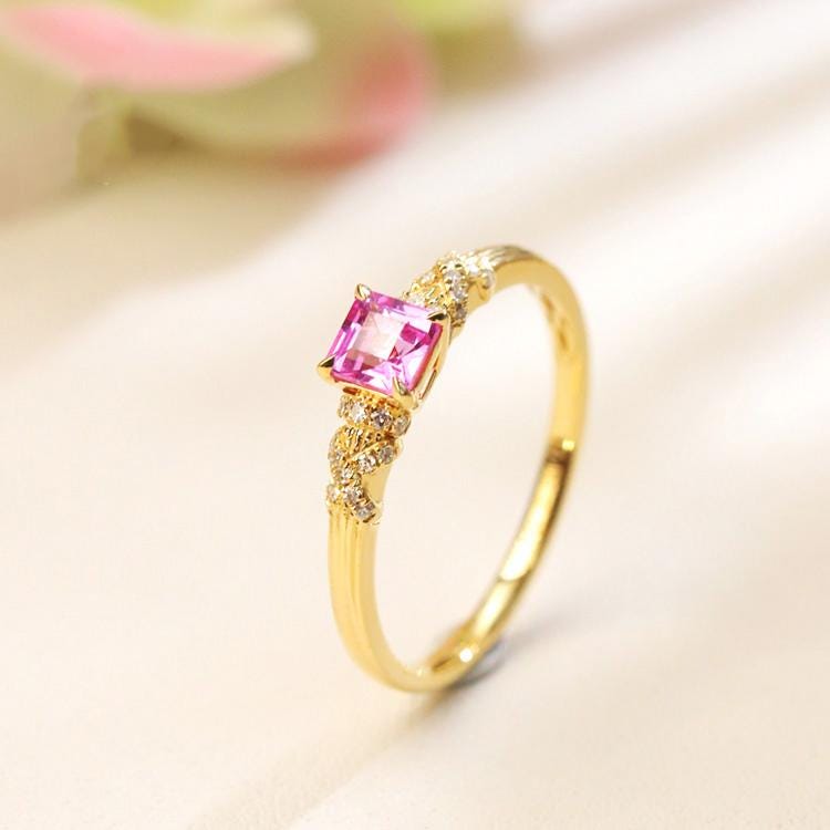 Princess-Cut Padparadscha Sapphire Ring - 18K Yellow Gold