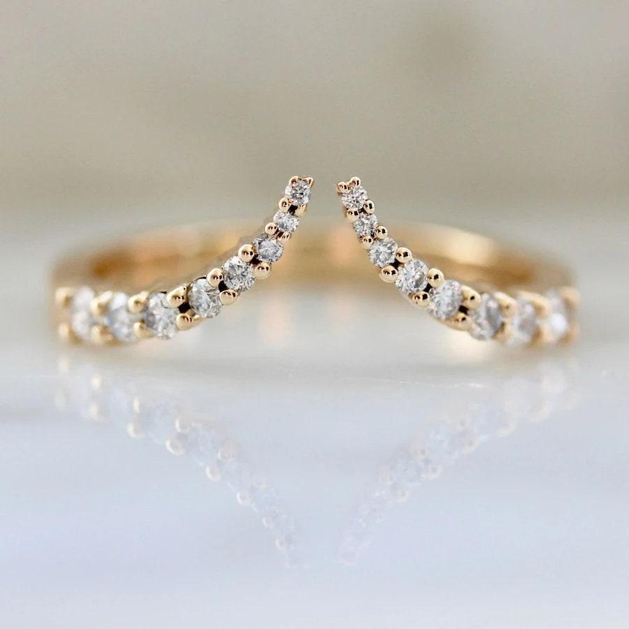 Chevron Diamond 18K Gold Wedding Bnad Ring