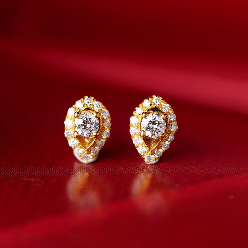 Pear Shape White Diamond Earrings in 18K Yellow Gold
