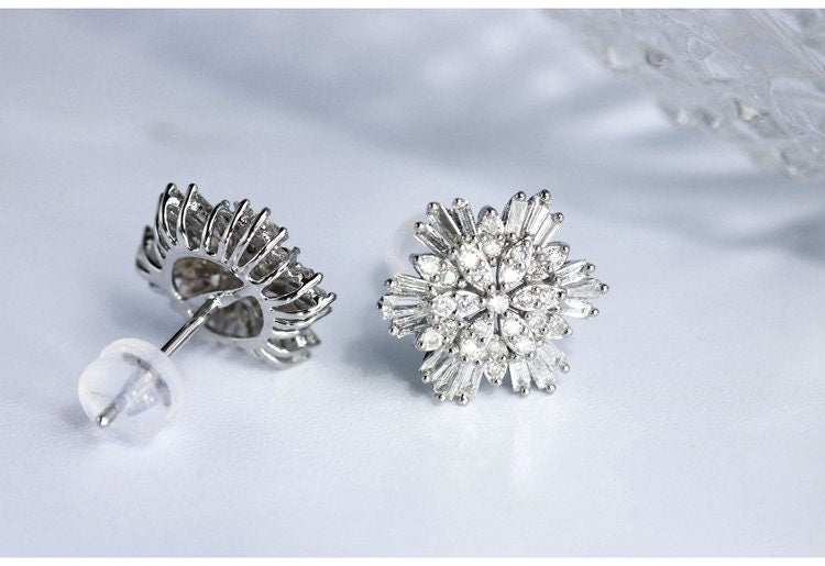Sakura Desing Diamonds Studs Earrings in 18K White Gold
