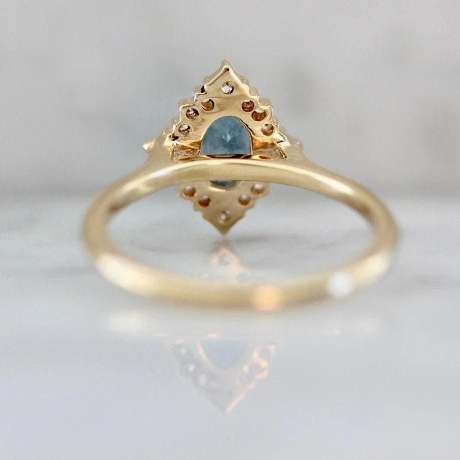 Sky Avenue Oval Sapphire Ring in 18K Yellow Gold