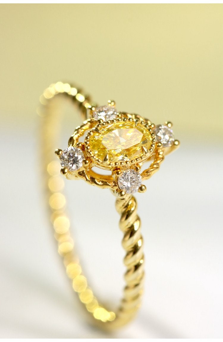 Fancy Yellow Diamonds Oval Ring in 18K Yellow Gold