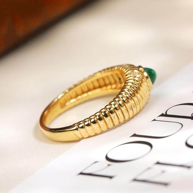 Engraved Cabochon Emerald Ring – Chunky Ribbed 18K Gold Band