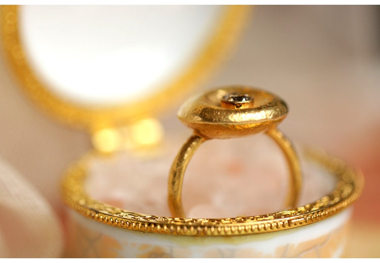 Vintage White Diamond Ring in 18K Yellow Gold with Egyptian Style