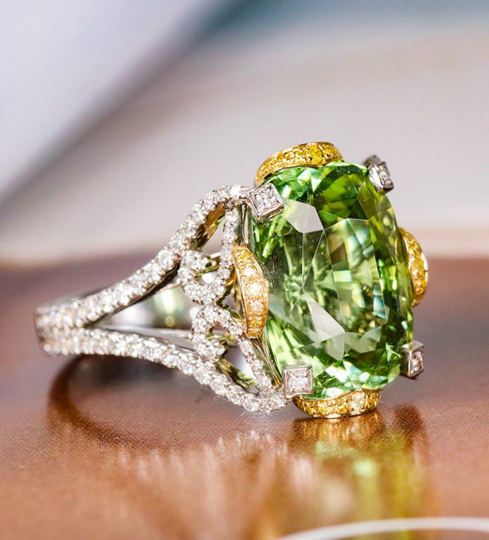 9.5ct Green Tourmaline & Yellow Diamond Cocktail Ring - 18K White Gold