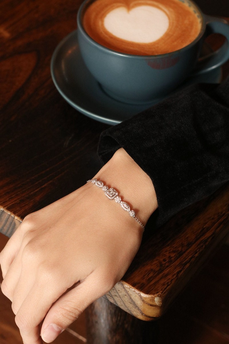 18K White Gold Baguette Cut White Diamond Bracelet – F Color, VS Clarity