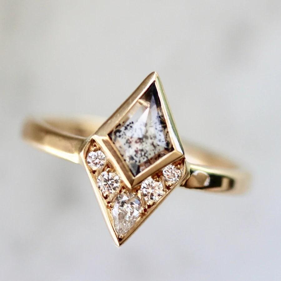 Brilinta Kite Rose Cut Salt & Pepper Diamond 18K Gold Wedding Ring