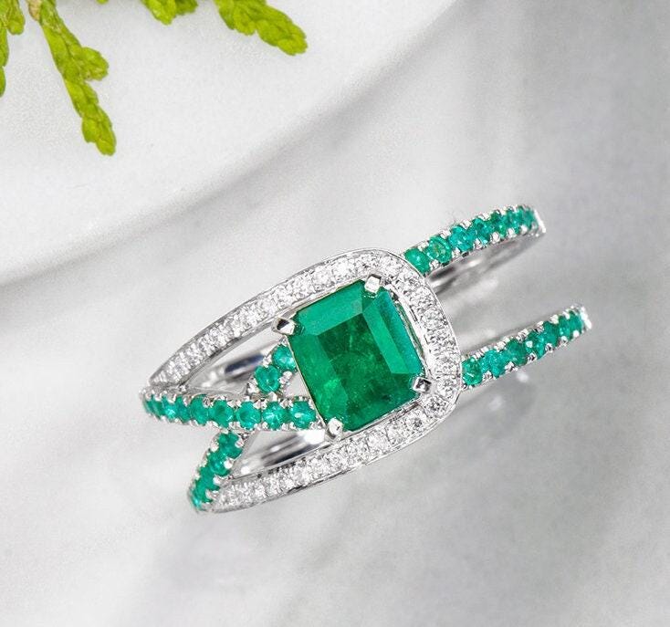 Classic Emerald 18K Free Form Ring with White Diamonds