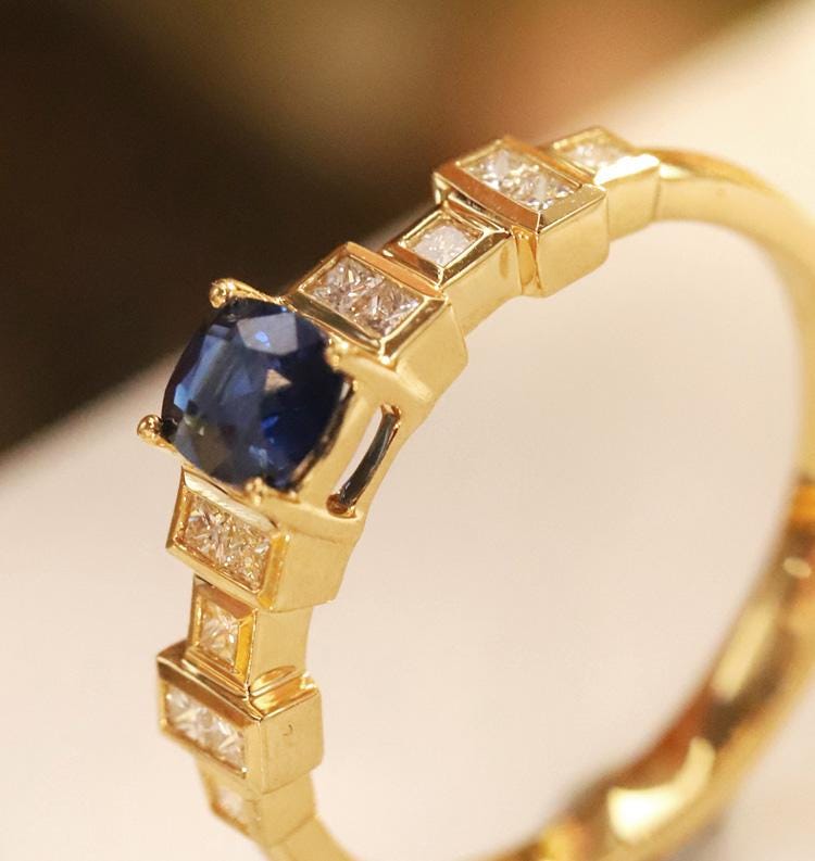 Art Deco Royal Sapphire Ring in 18K Gold with Princess-Cut Diamonds