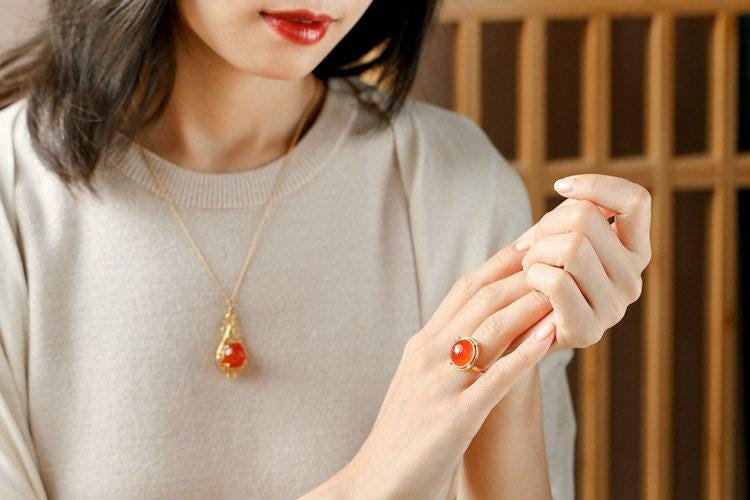 18K Yellow Gold Round Southern Red Agate Diamond Necklace