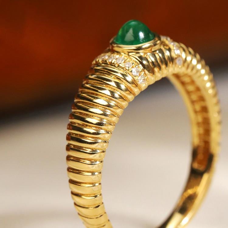Engraved Cabochon Emerald Ring – Chunky Ribbed 18K Gold Band