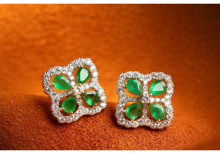 Emerald Cluster Four Leaf Clover Ring in 18k White Gold