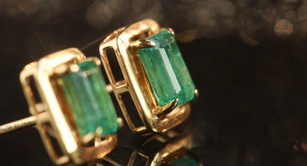 1.15ct Emerald 18K Yellow Gold Pairs Earrings
