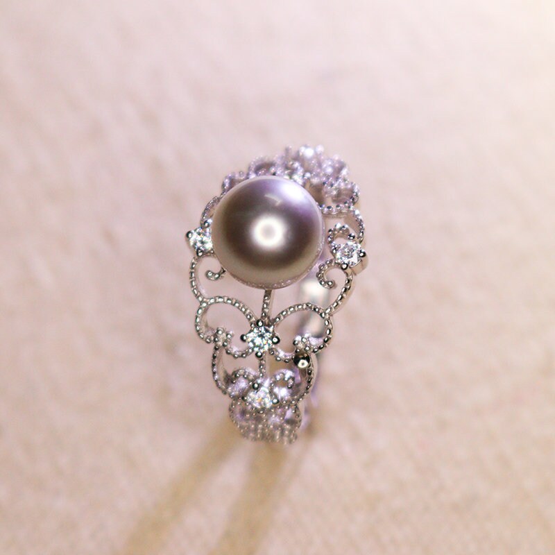 High Luminous Akoya Pearl Ring with Diamonds in 18K White Gold