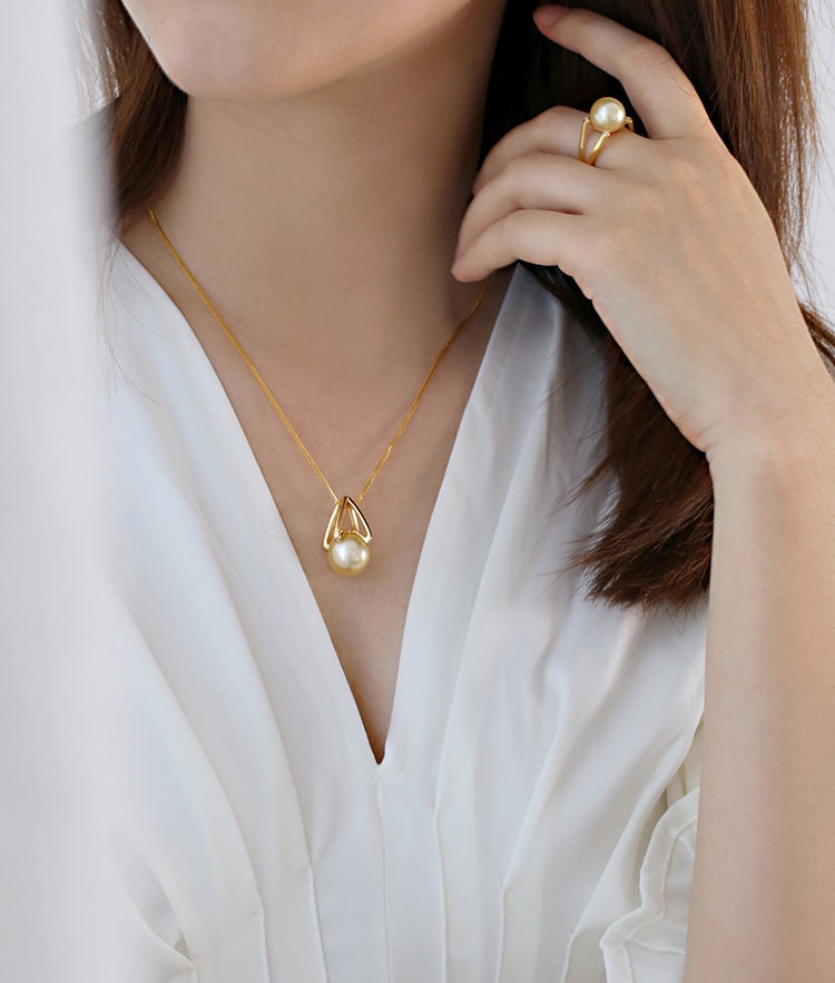 Conical Design Pendant with South Sea Golden Pearl – 18K Gold