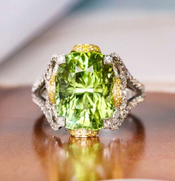 9.5ct Green Tourmaline & Yellow Diamond Cocktail Ring - 18K White Gold