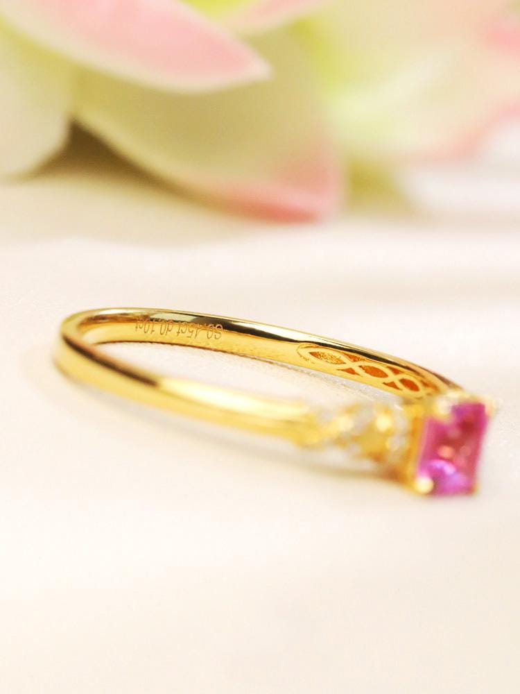 Princess-Cut Padparadscha Sapphire Ring - 18K Yellow Gold