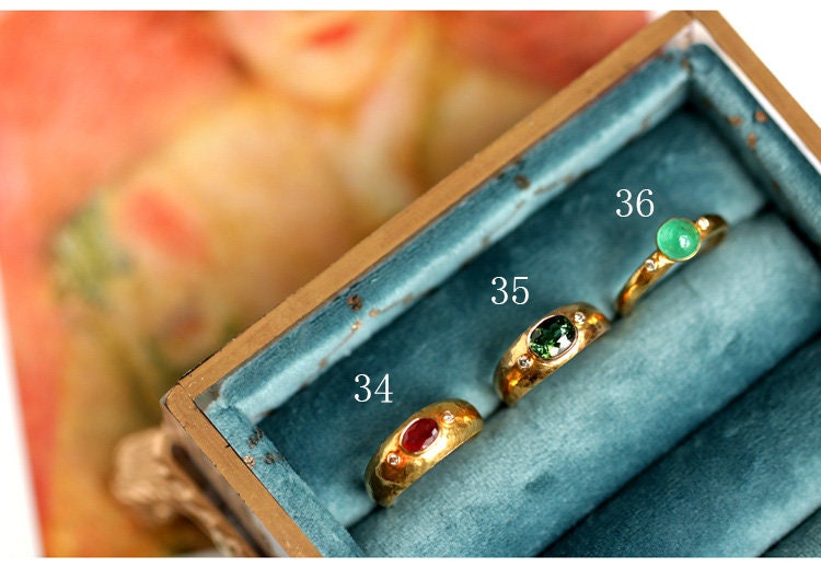 6x6mm Emerald Cabochon Cut Vintage Ring in 18K Yellow Gold