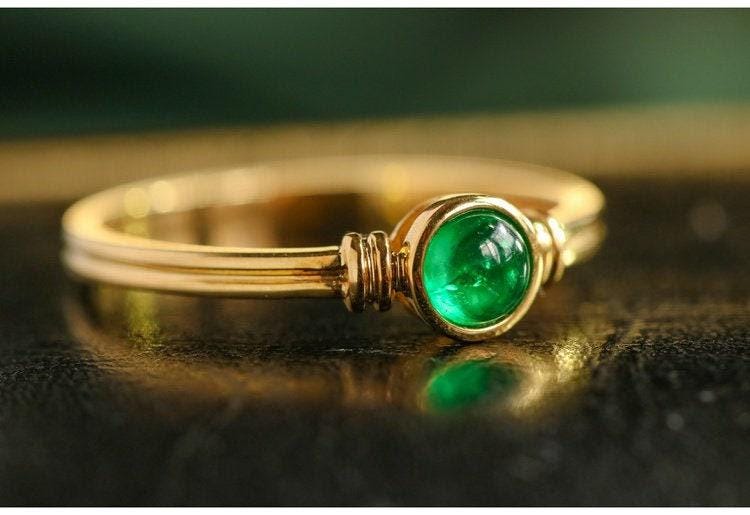 Emerald Cabochon Cut Vintage Ring - 18K Yellow Gold