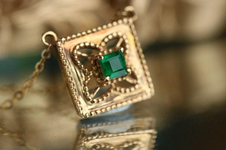 Vintage Emerald 18K Yellow Gold Granulation Necklace