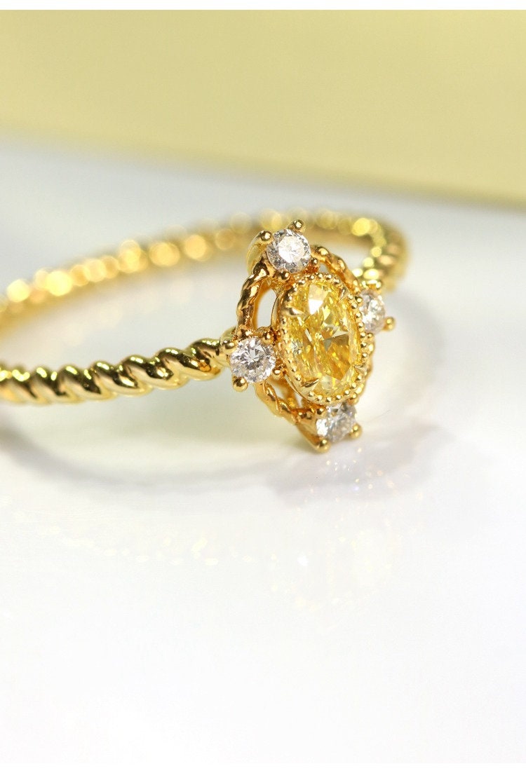 Fancy Yellow Diamonds Oval Ring in 18K Yellow Gold