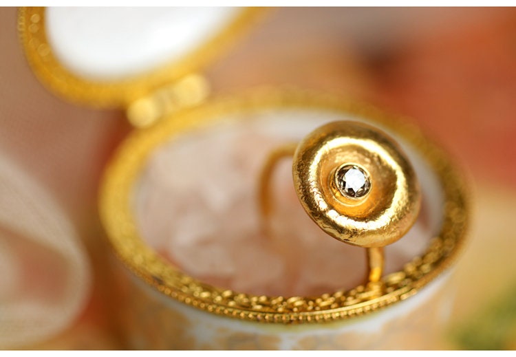 Vintage White Diamond Ring in 18K Yellow Gold with Egyptian Style