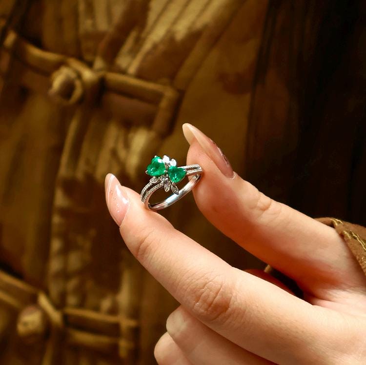 1.5ct Double Heart-Shaped Emerald Ring with Diamond in 18K White Gold