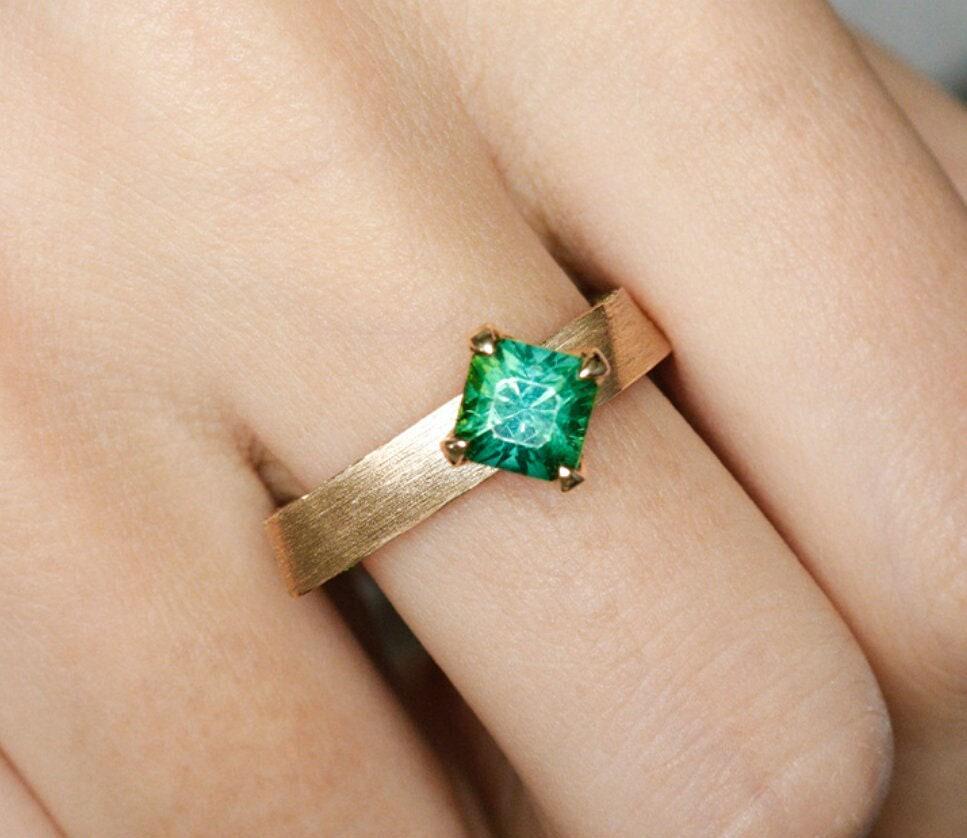 1.35ct Tsavorite Free Form Design Ring in 18K Yellow Gold