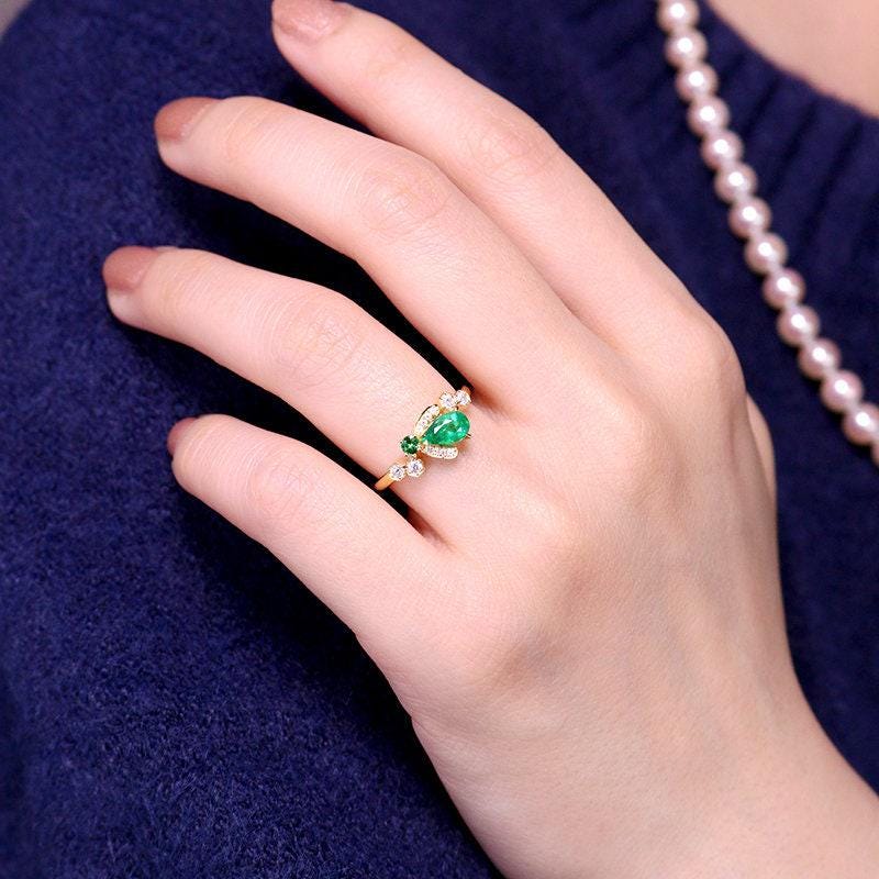 Bee Design Emerald Teardrop-Shaped Ring with Diamond - 18K Yellow Gold