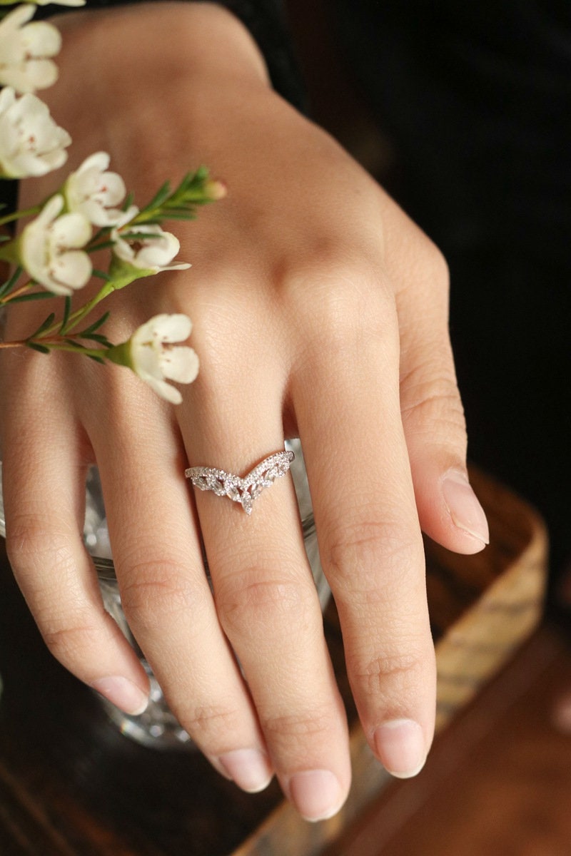 White Diamond Baguette Chevron Wedding Ring in 18K White Gold