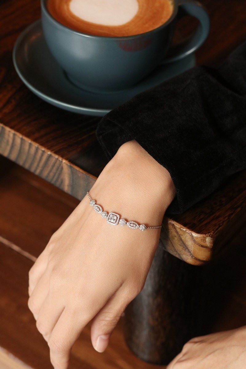 18K White Gold Baguette Cut White Diamond Bracelet – F Color, VS Clarity