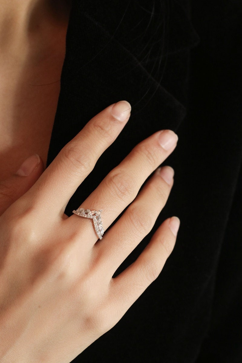 White Diamond Baguette Chevron Wedding Ring in 18K White Gold
