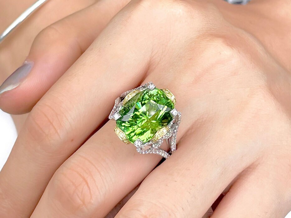 9.5ct Green Tourmaline & Yellow Diamond Cocktail Ring - 18K White Gold