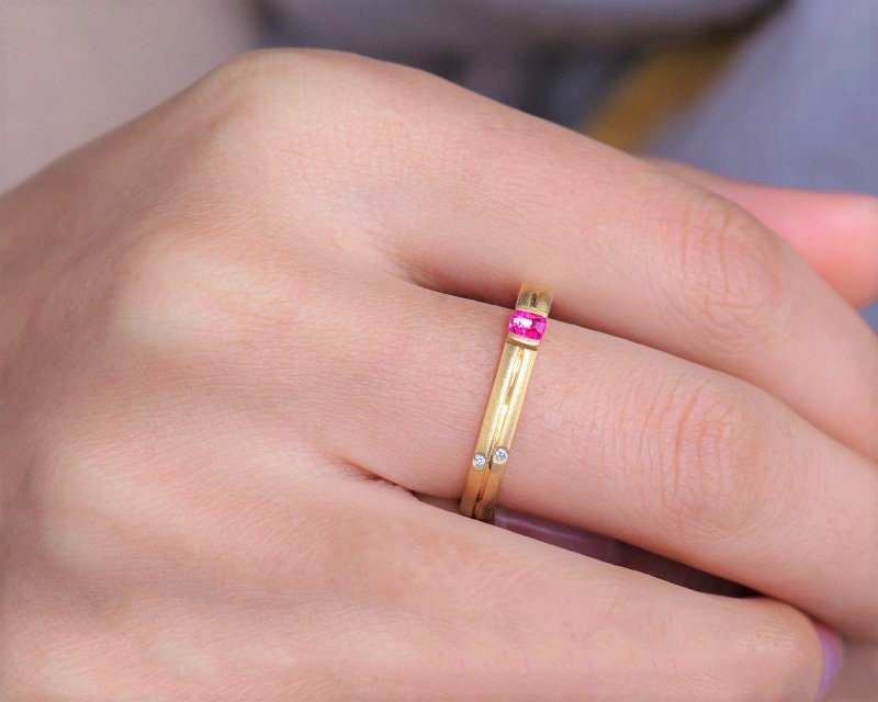 Superior Hot Pink Spinel 18K Gold Ring Band