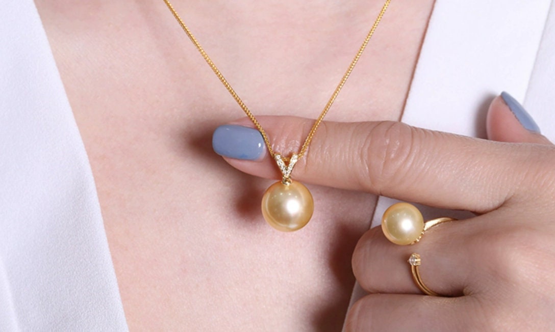 V-Shaped Diamonds Pendant with Hgue South Sea Golden Pearl - 18K Gold