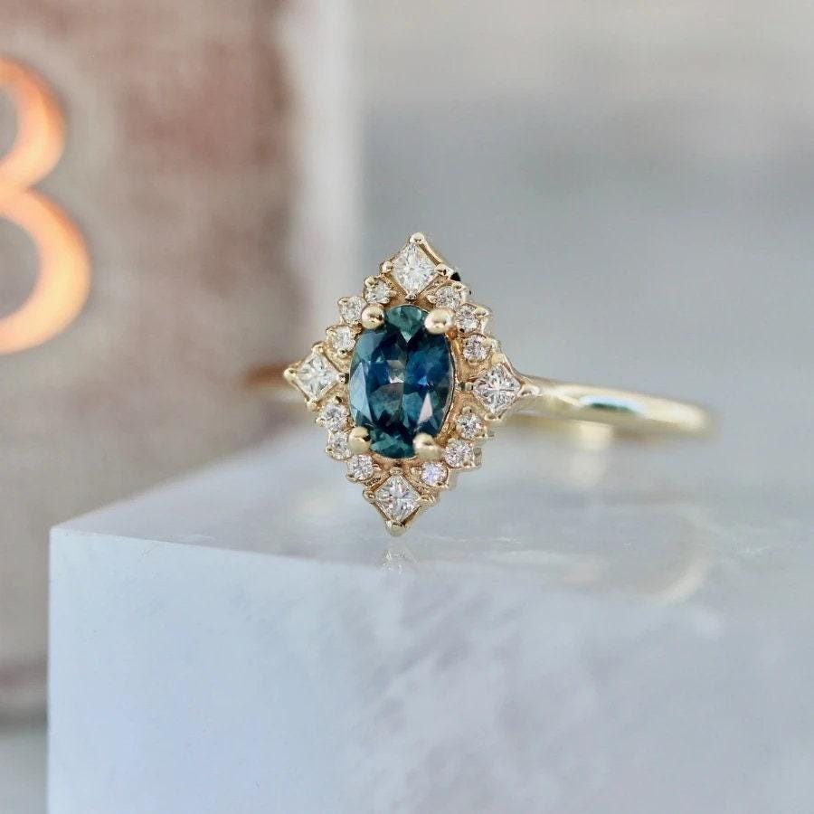 Sky Avenue Oval Sapphire Ring in 18K Yellow Gold
