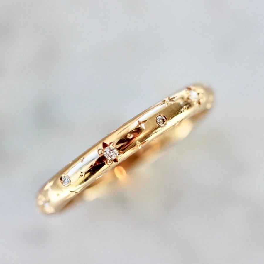 White Diamond Star Engraved in 18K Yellow Gold
