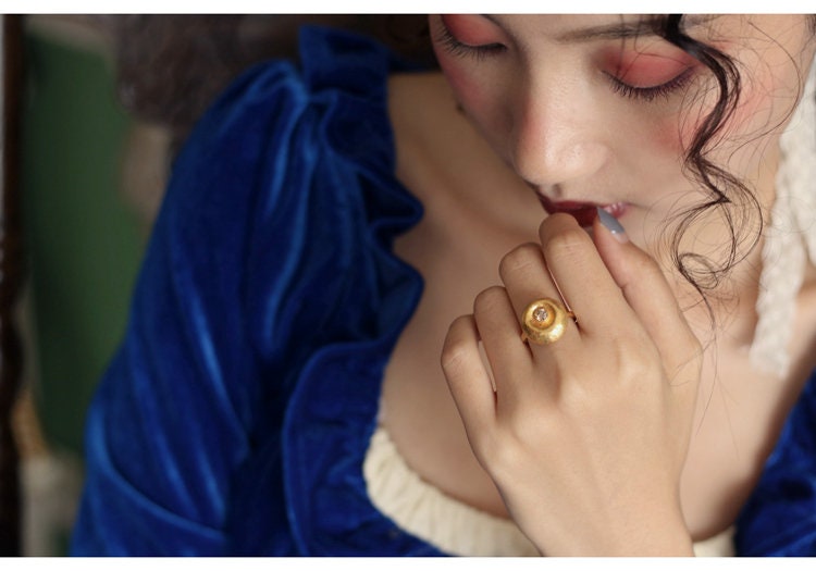 Vintage White Diamond Ring in 18K Yellow Gold with Egyptian Style