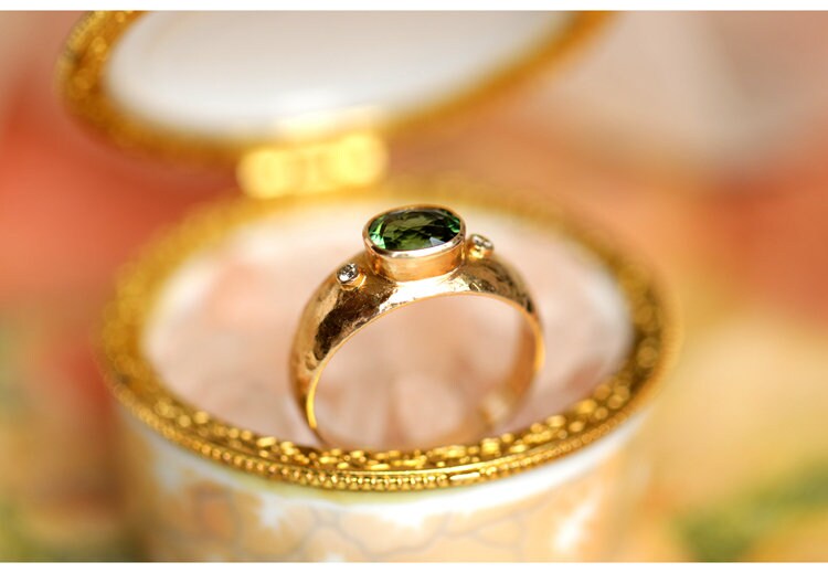 Green Tourmaline & Diamond Ring - 18K Yellow Gold Vintage Design