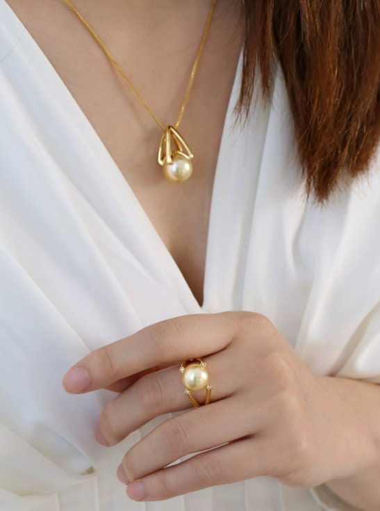 Conical Design Pendant with South Sea Golden Pearl – 18K Gold