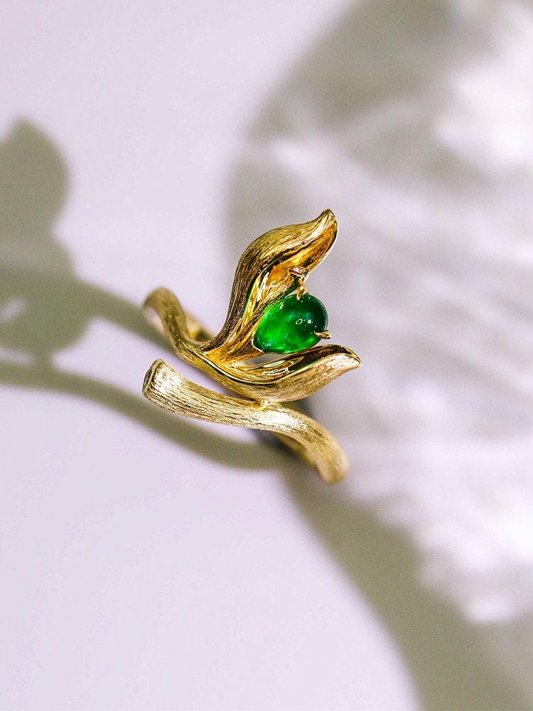 Magnolia Design Emerald Ring in 18K Yellow Gold