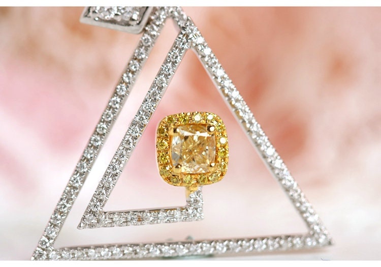 Fancy Yellow Diamonds Pyramid Necklace in 18K Yellow Gold