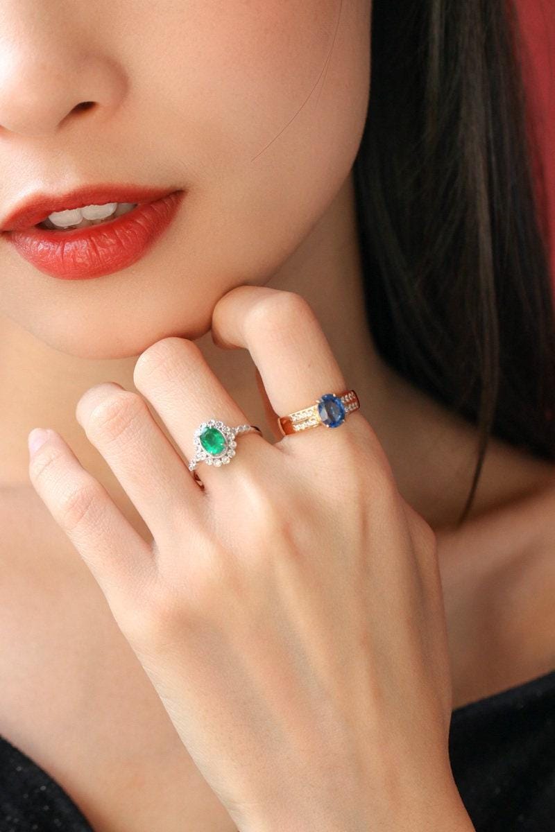1ct Ovel Cut Emerald & Diamond Ring - 18K White Gold