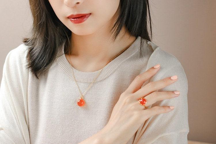Southern Red Agate Cabochon Necklace - 18K Yellow Gold
