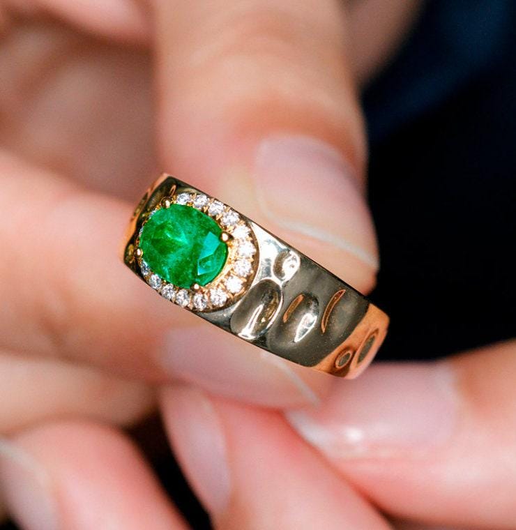 Emerald Hammered 18K Yellow Gold Ring with Diamond