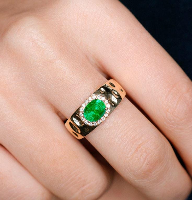 Emerald Hammered 18K Yellow Gold Ring with Diamond