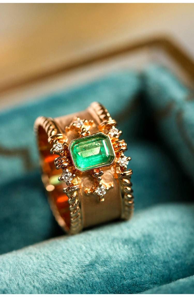 Italian Crafted Emerald 18K Yellow Gold Ring with Diamond